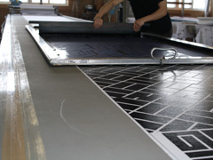 型とスキージーで染めます